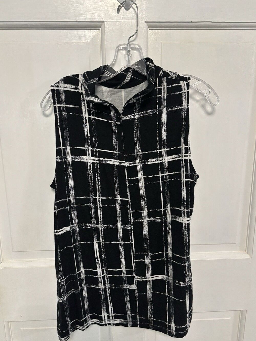Women’s Black And White Sleeveless Quarter Zip Performance Top Size M Versatile